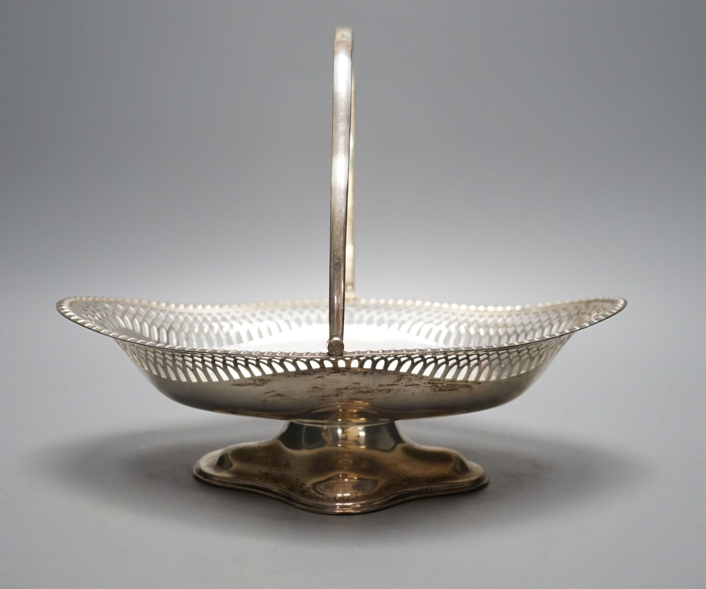 A George V silver pedestal bread basket, James Deakin & Sons, Sheffield, 1929, 29.5cm, 16.5oz.